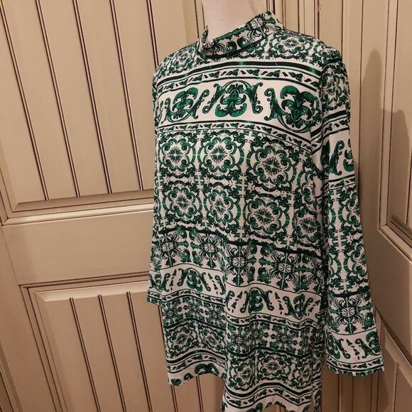 H&M Blouse Size 14 Long Sleeve Flowy Green and White Print Longer Top - Picture 3 of 8